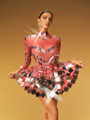 Robe courte rouge à manches longues ornée de détails 
