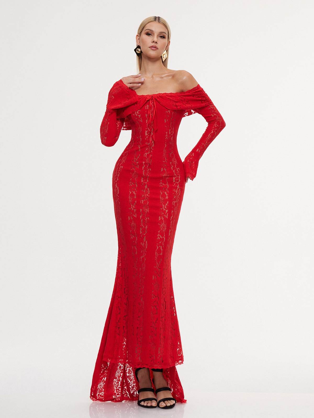 Robe longue en dentelle à épaules dénudées 