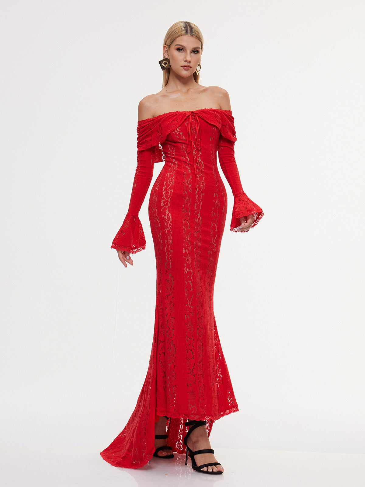 Robe longue en dentelle à épaules dénudées 