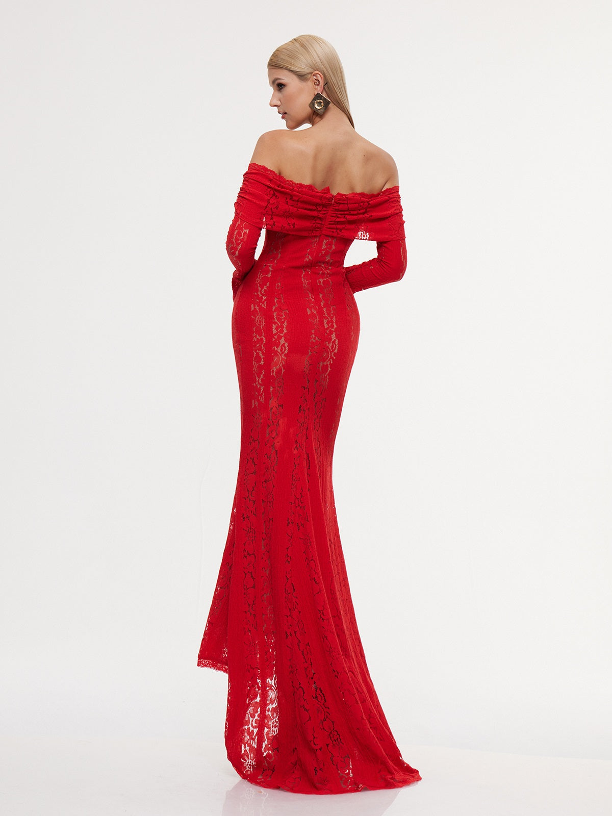 Robe longue en dentelle à épaules dénudées 