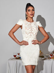 Robe courte à fleurs et perles