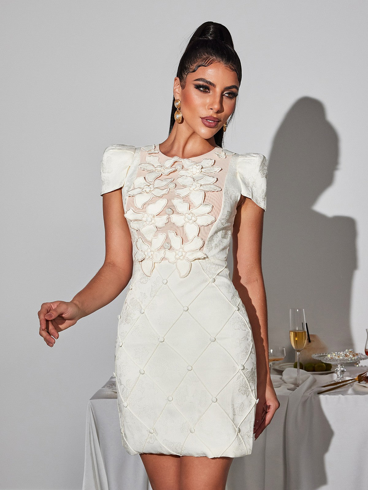 Robe courte à fleurs et perles