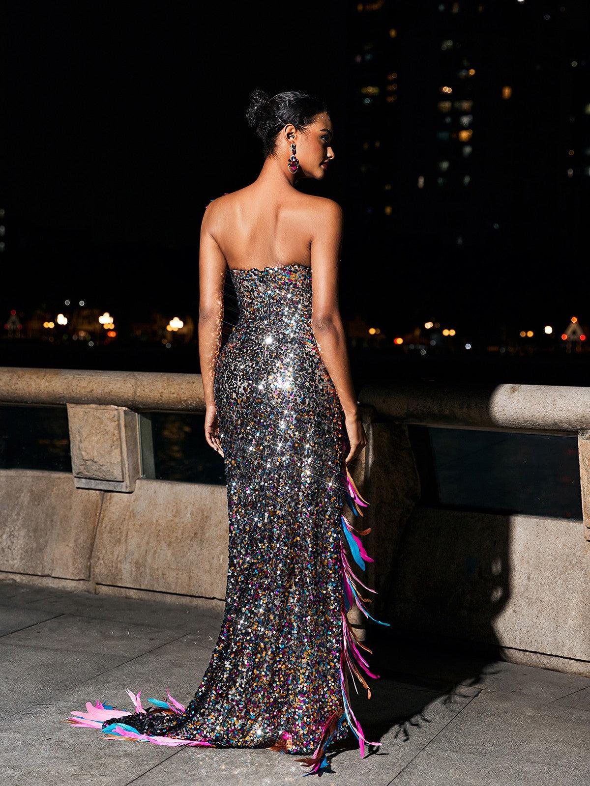 Robe bustier fendue en plumes et sequins 