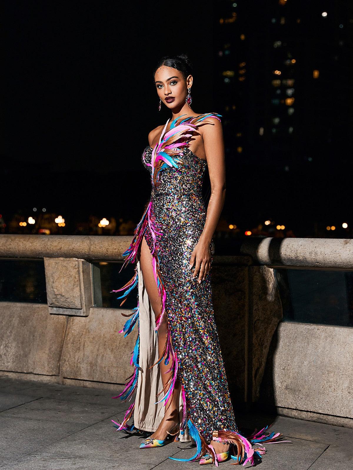 Robe bustier fendue en plumes et sequins 