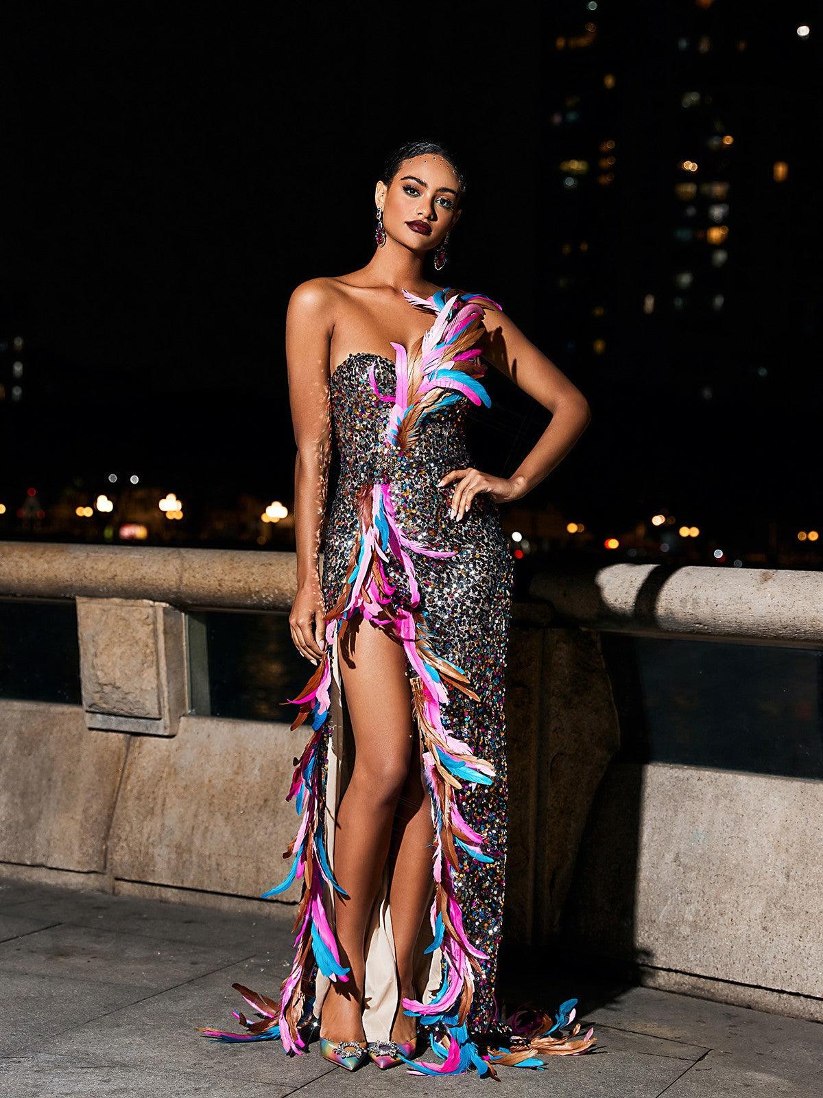 Robe bustier fendue en plumes et sequins 