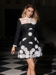 Robe courte à col rabattu, fleur et perles 