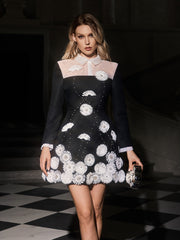 Robe courte à col rabattu, fleur et perles 