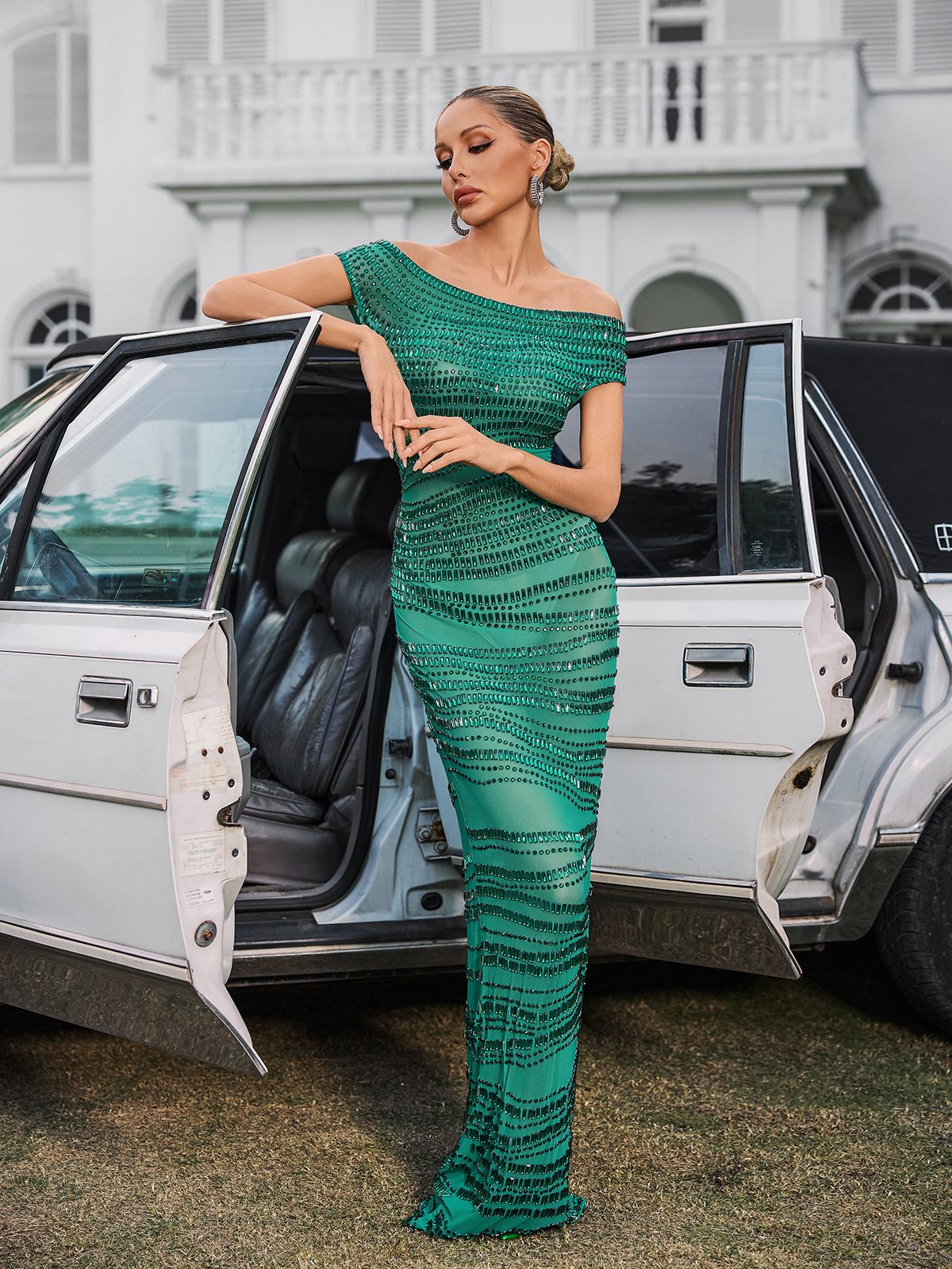 Robe longue verte en résille strass à épaules dénudées 