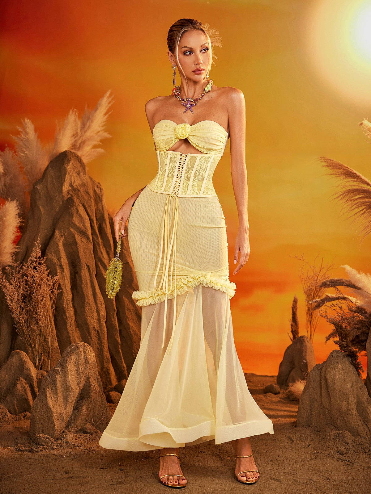 Robe longue bustier en résille à lacets 