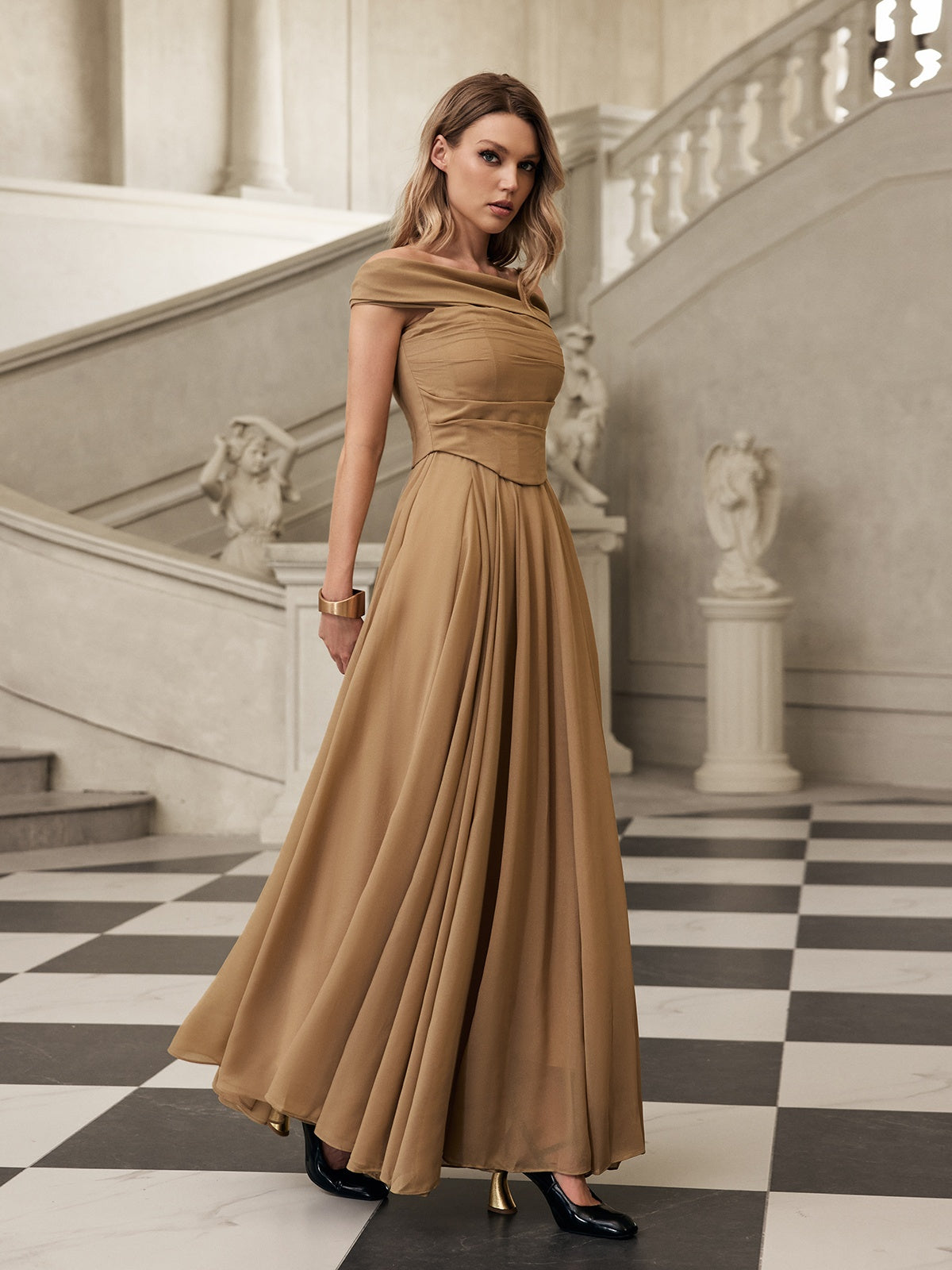 Robe maxi épaules dénudées couleur abricot 