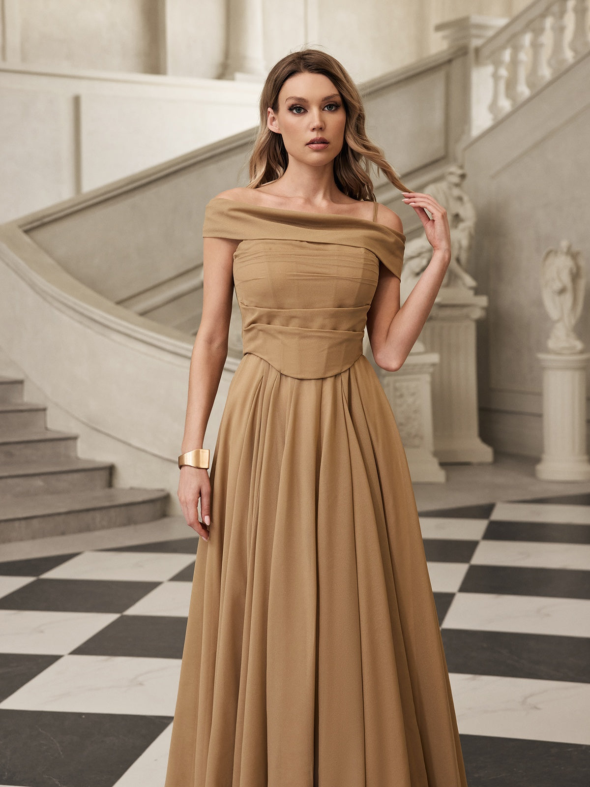 Robe maxi épaules dénudées couleur abricot 