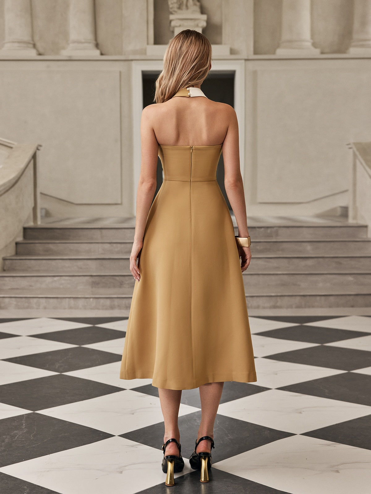 Robe midi dos nu couleur camel 