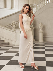 Robe longue blanche à dos nu et fente froncée. 