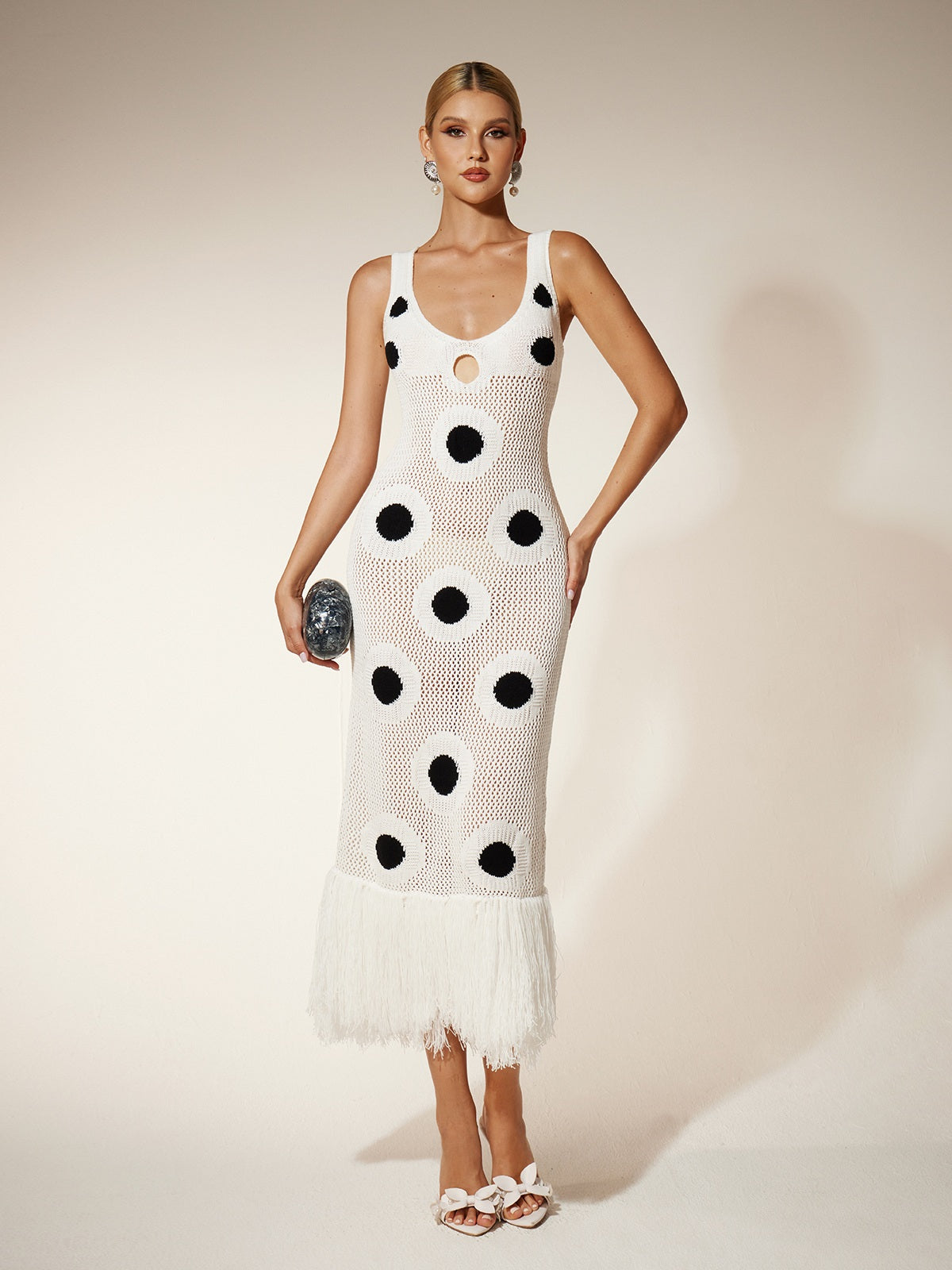 Robe midi blanche en maille à pois et franges 