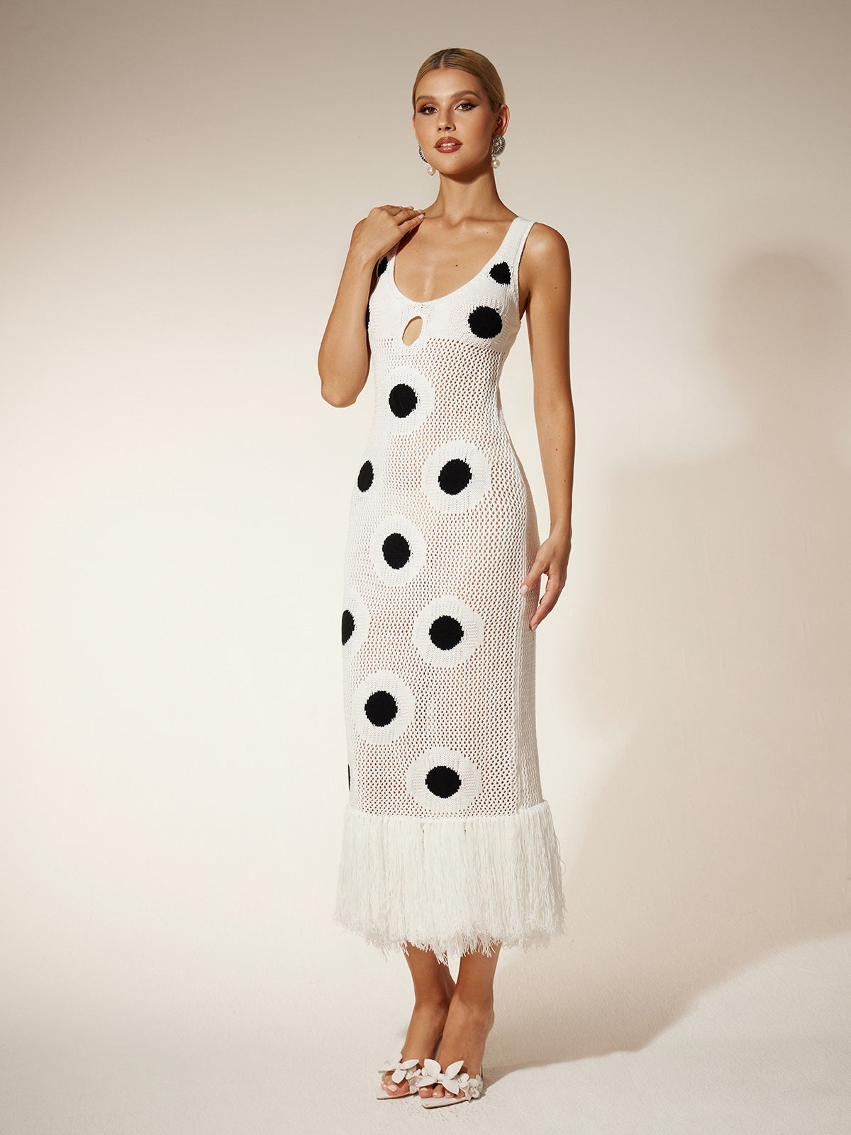 Robe midi blanche en maille à pois et franges 