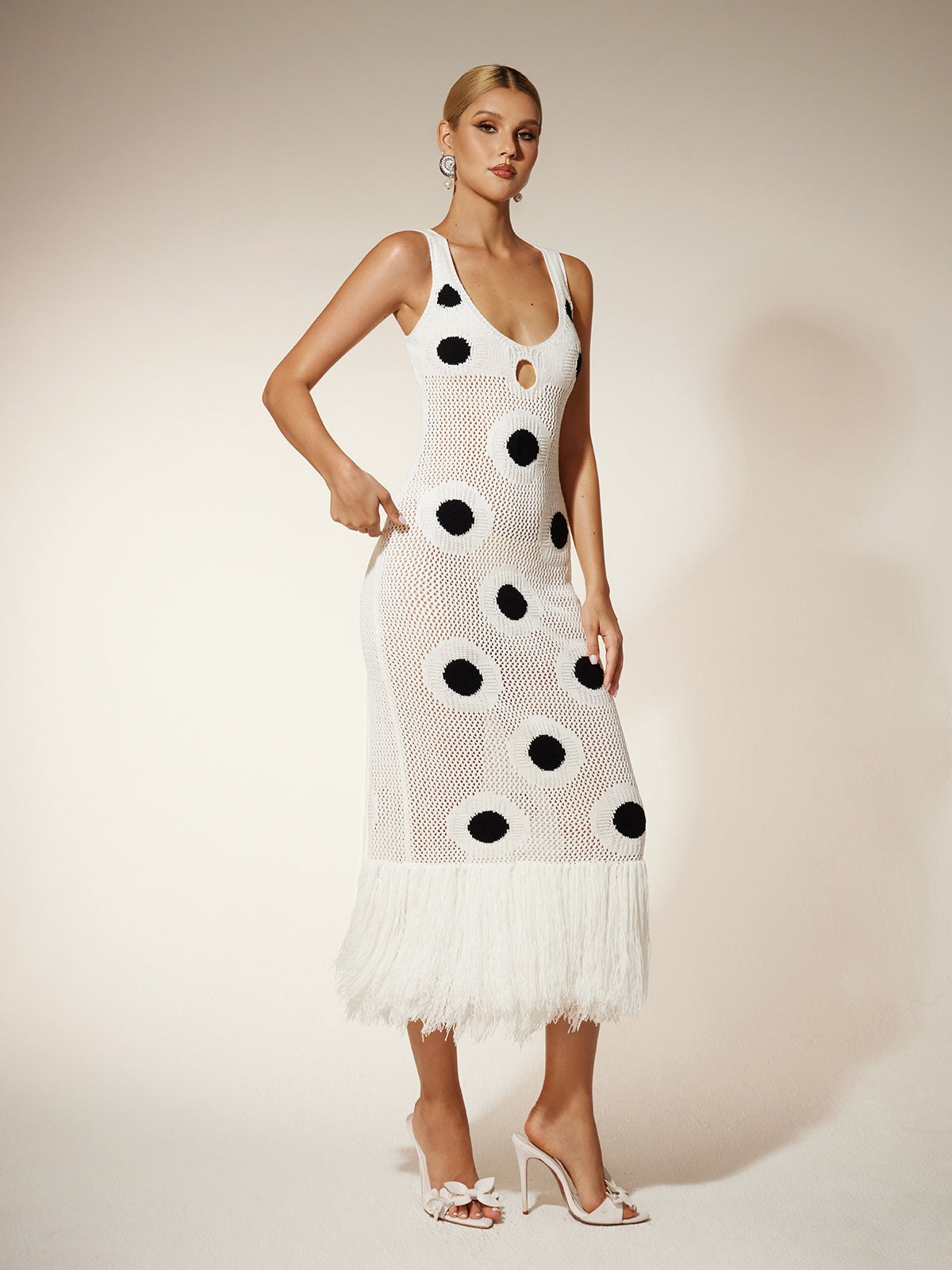 Robe midi blanche en maille à pois et franges 