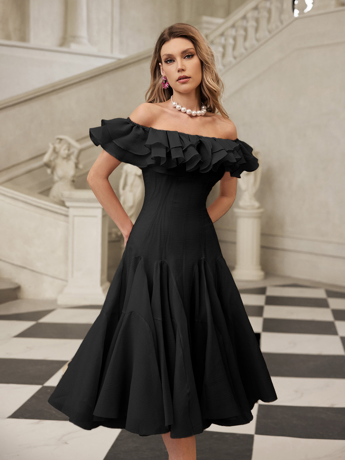 Robe midi noire à volants et épaules dénudées 