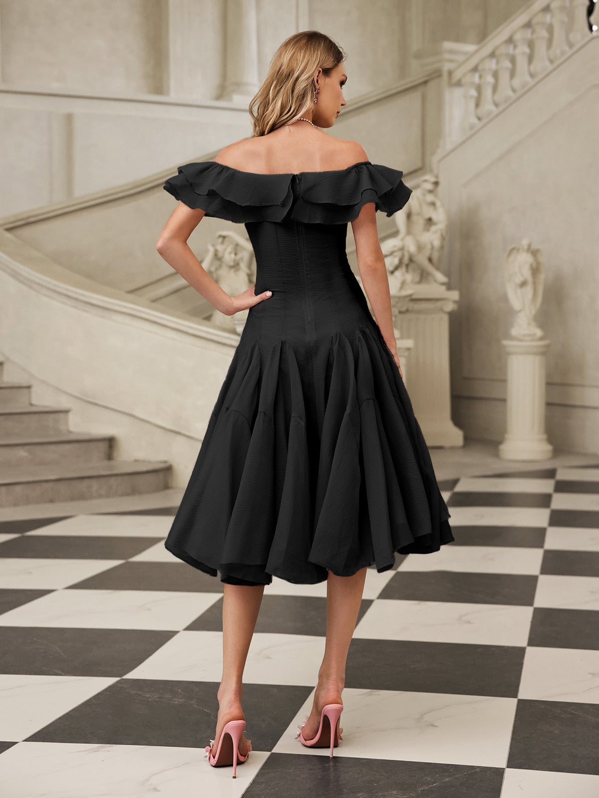 Robe midi noire à volants et épaules dénudées 