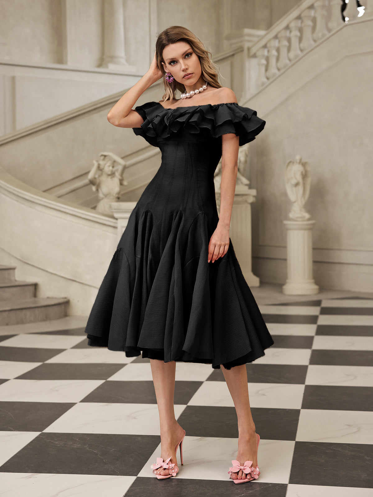 Robe midi noire à volants et épaules dénudées 
