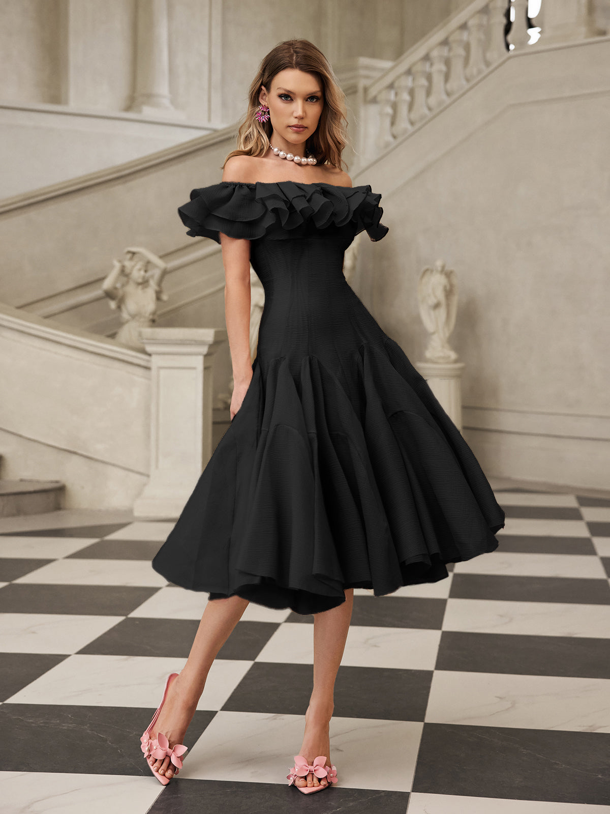 Robe midi noire à volants et épaules dénudées 