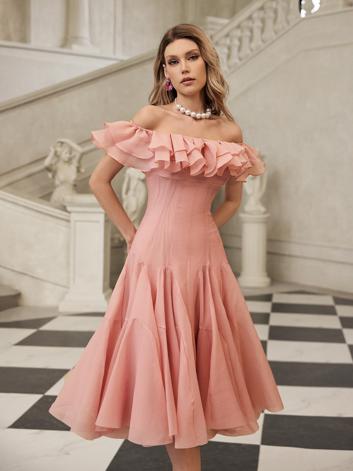 Robe midi à volants épaules dénudées couleur blush 