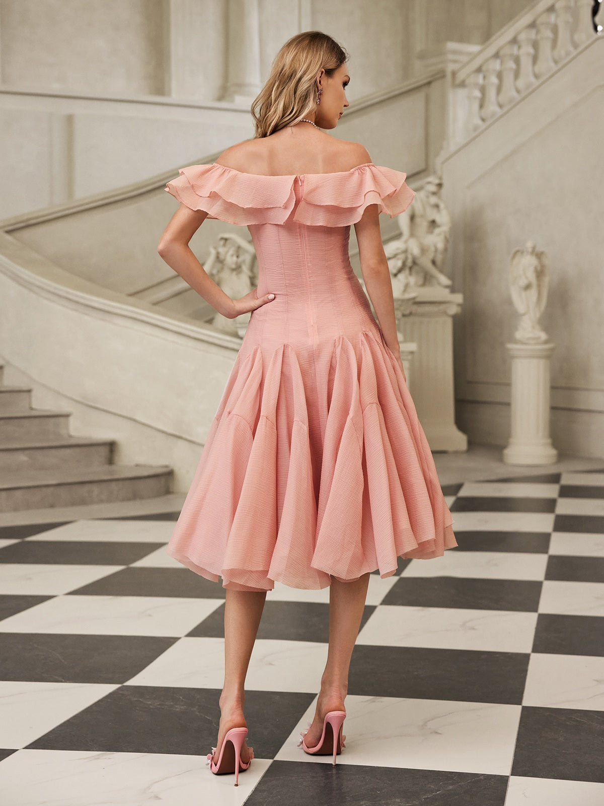 Robe midi à volants épaules dénudées couleur blush 