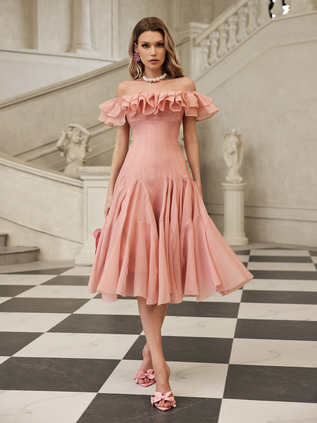 Robe midi à volants épaules dénudées couleur blush 