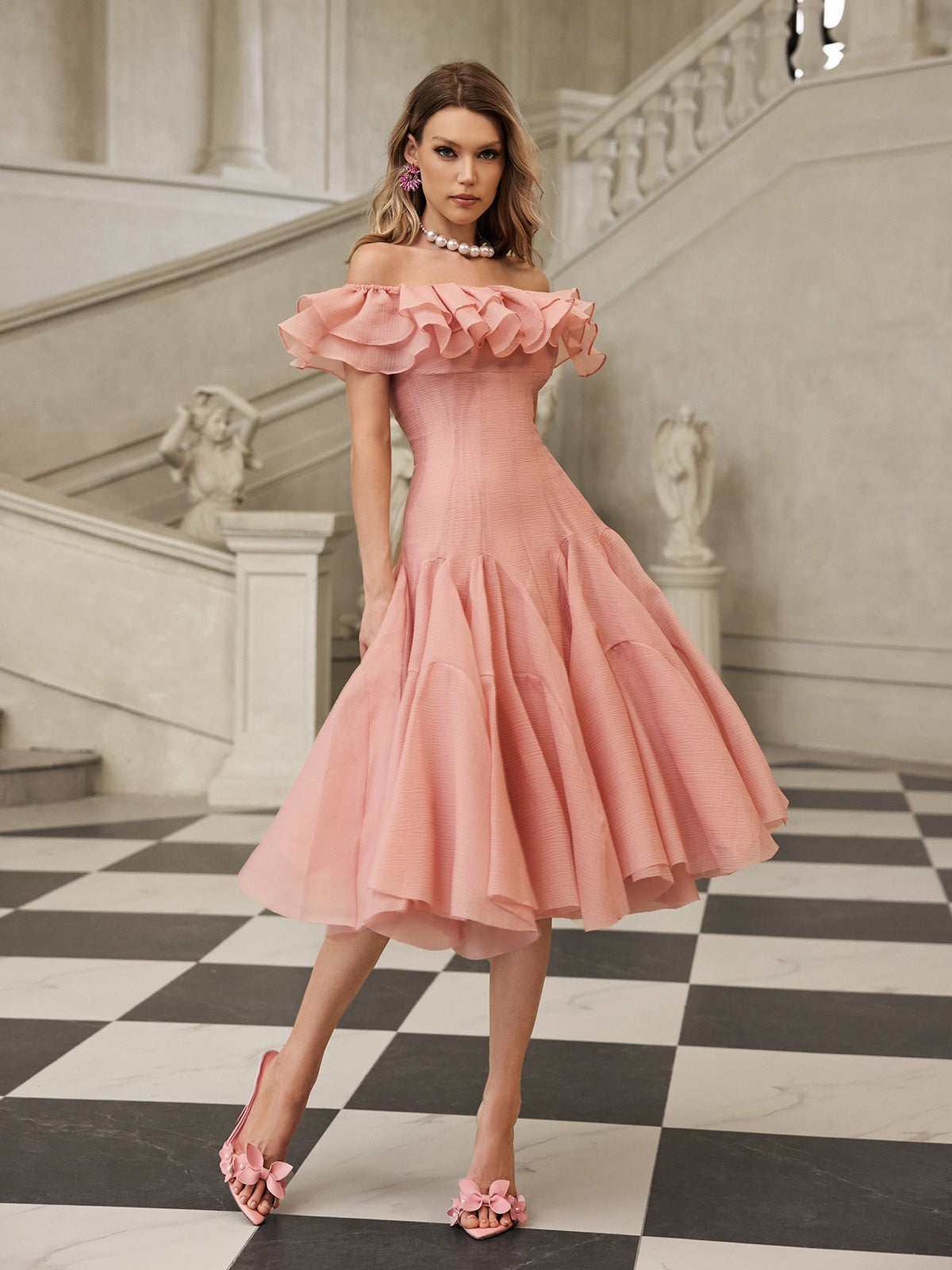 Robe midi à volants épaules dénudées couleur blush 