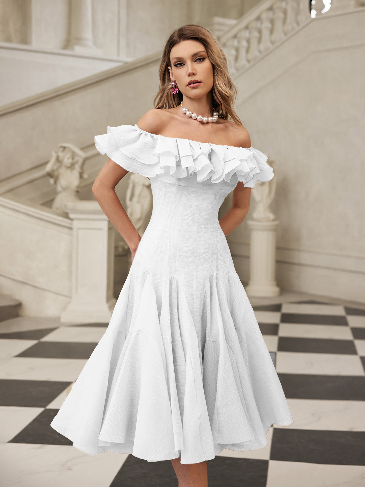 Robe midi blanche à volants et épaules dénudées 