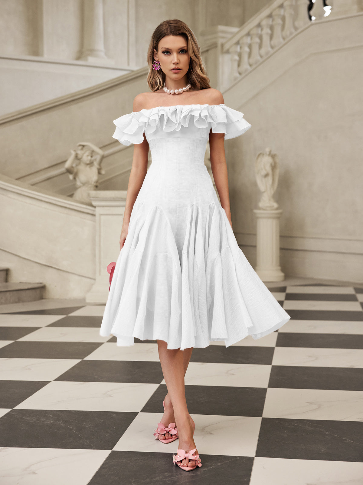 Robe midi blanche à volants et épaules dénudées 