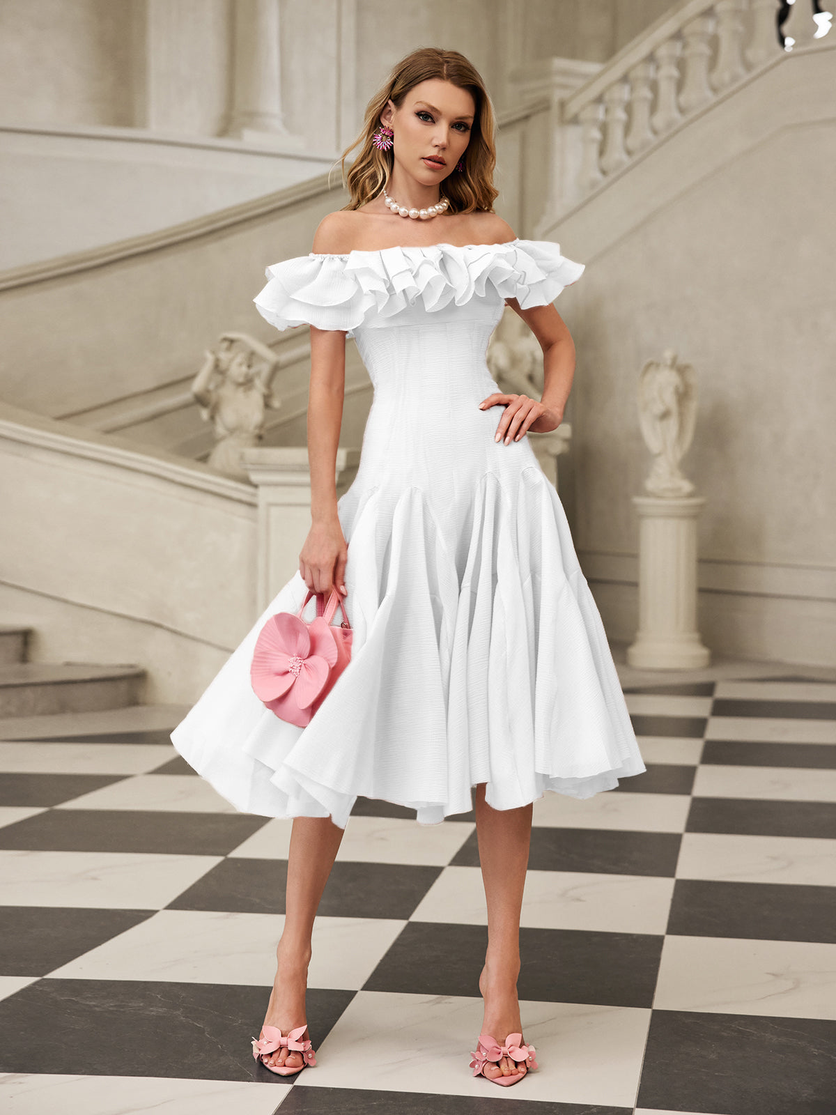Robe midi blanche à volants et épaules dénudées 