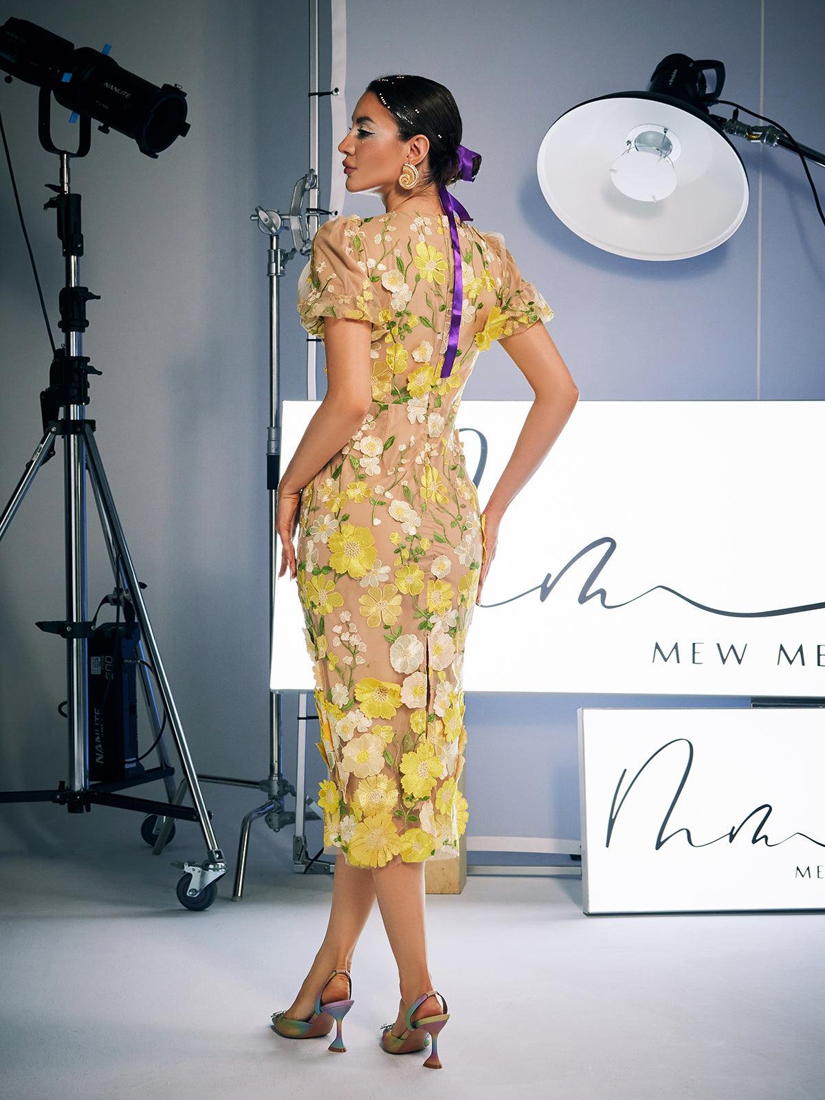 Robe midi jaune brodée de fleurs 