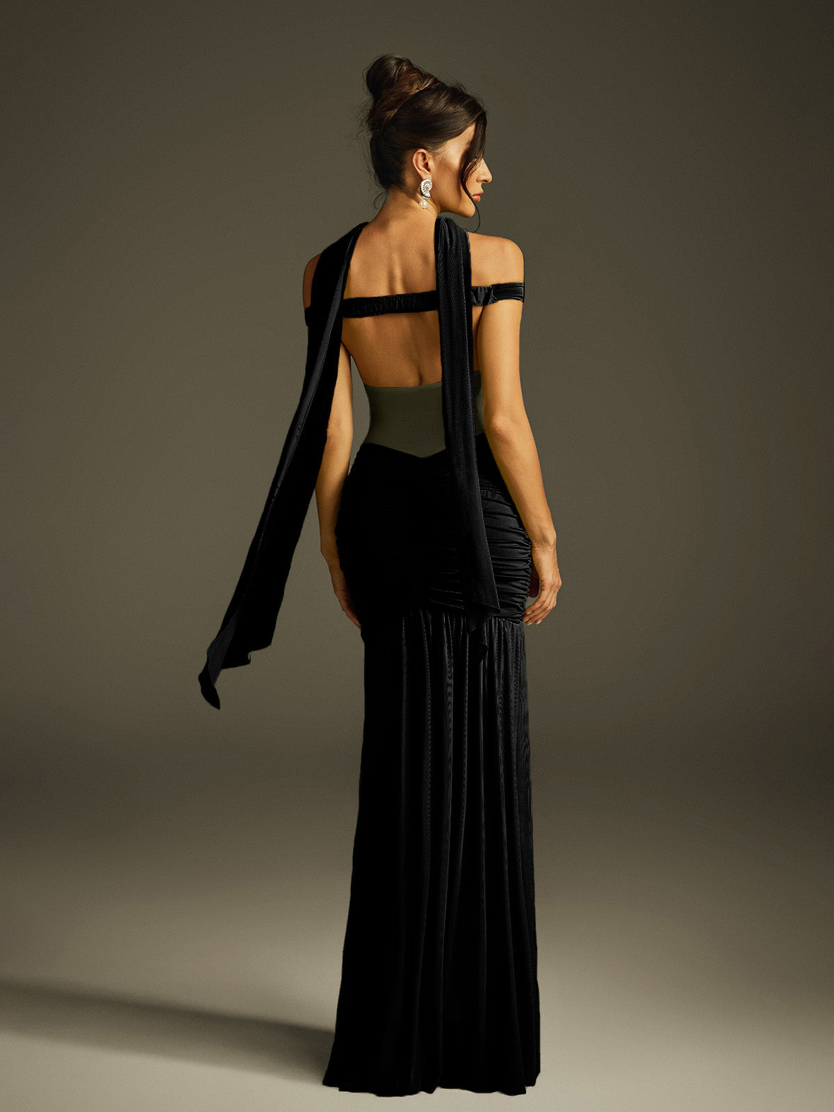 Robe longue froncée à col licou en noir 