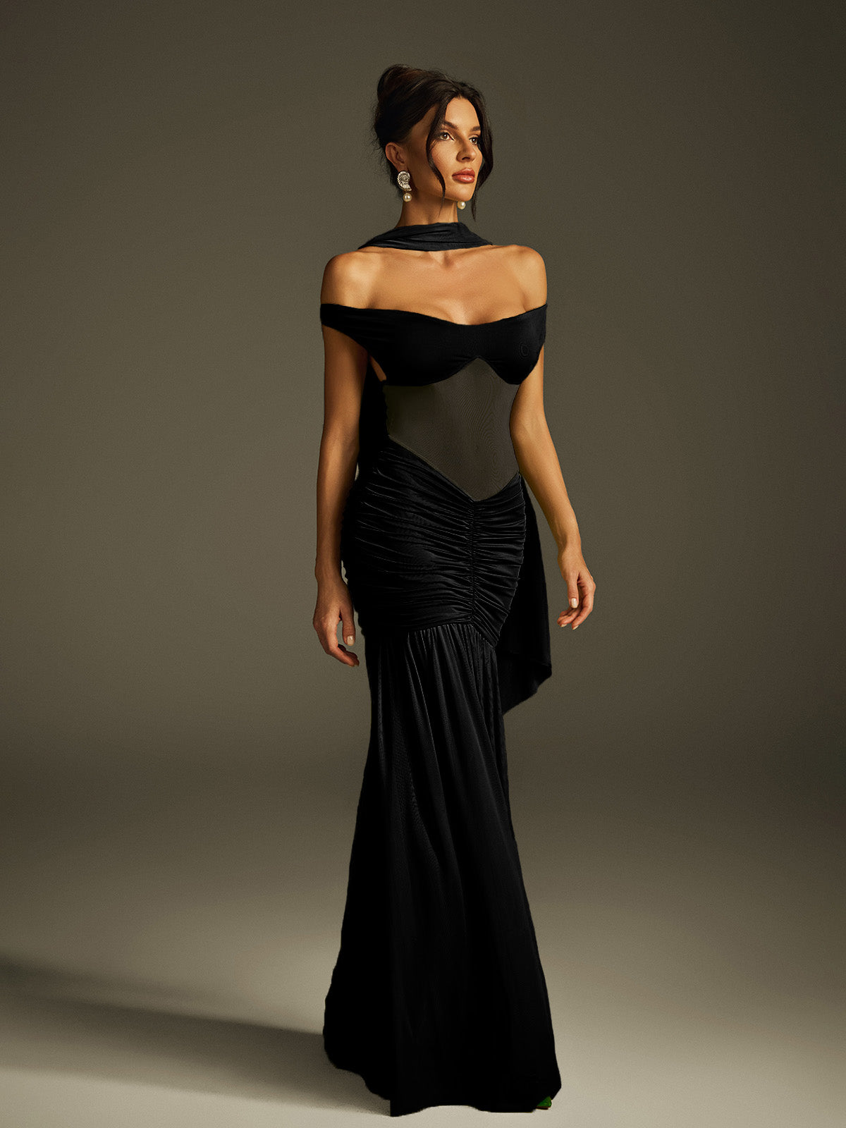 Robe longue froncée à col licou en noir 
