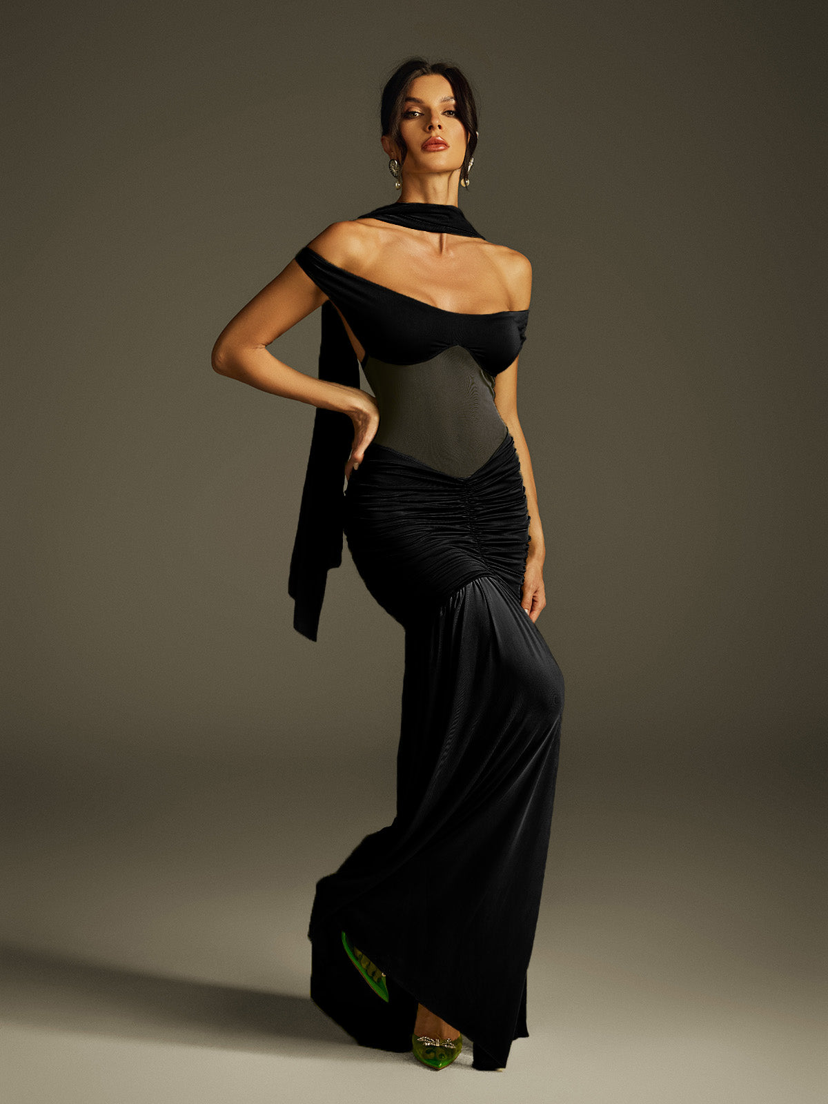 Robe longue froncée à col licou en noir 