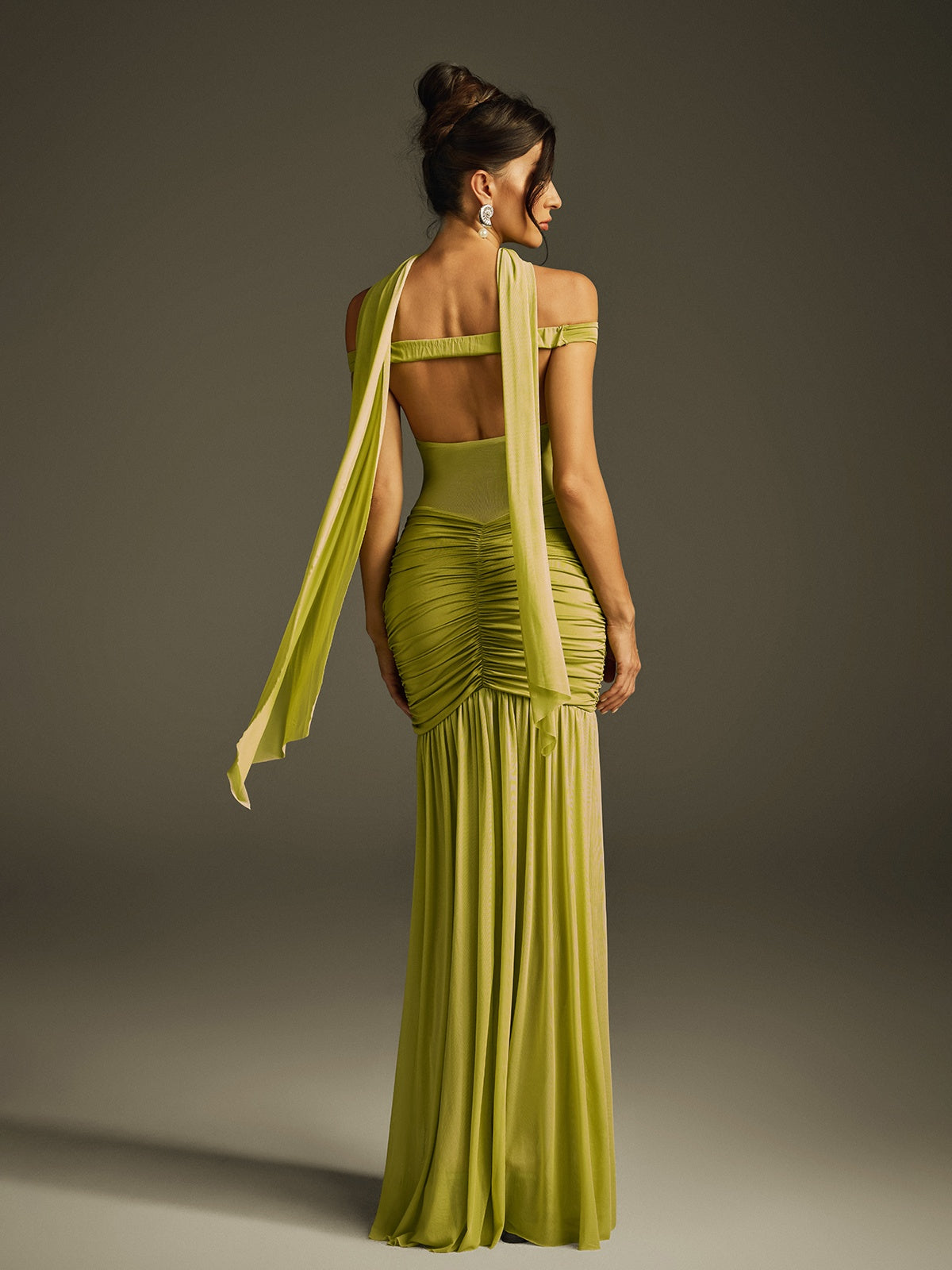 Robe longue froncée à col halter 