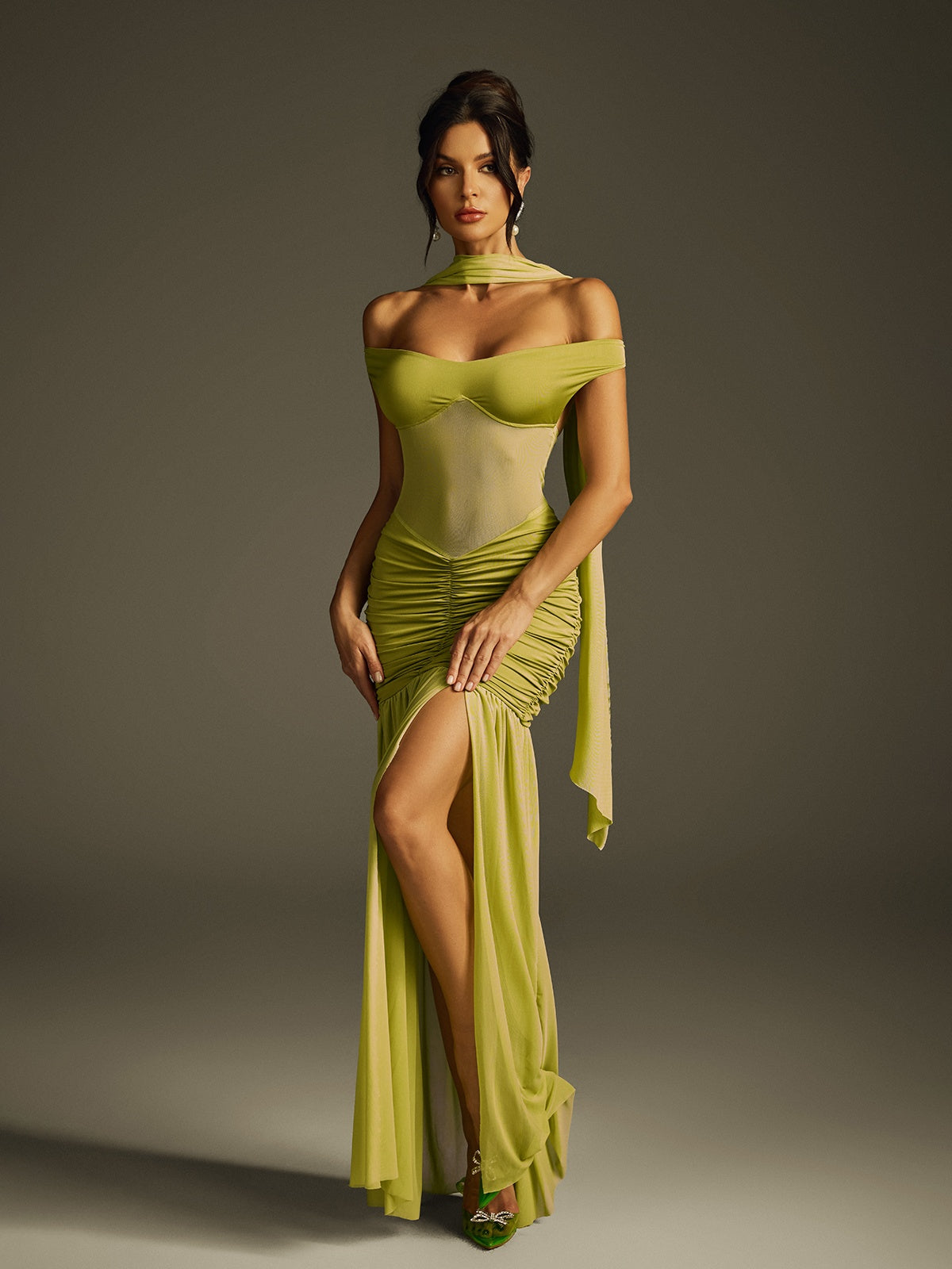 Robe longue froncée à col halter 