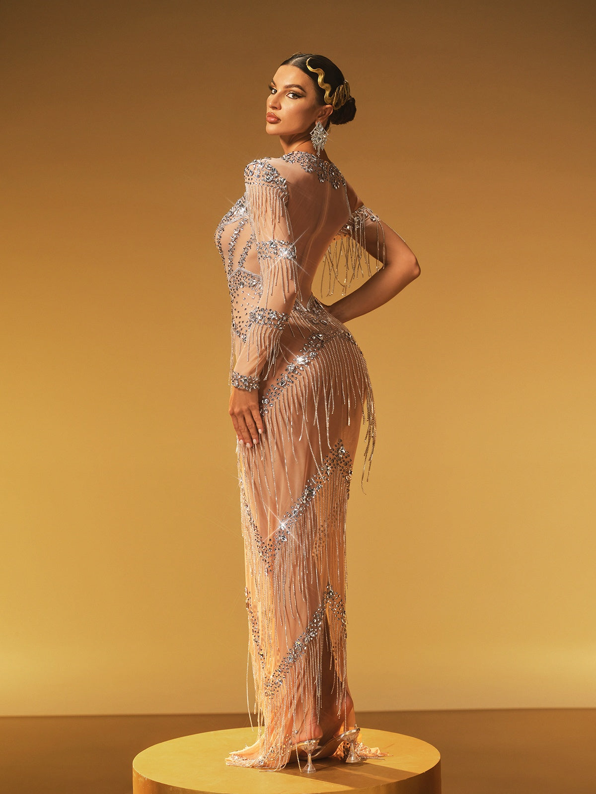Robe longue asymétrique à franges et cristaux