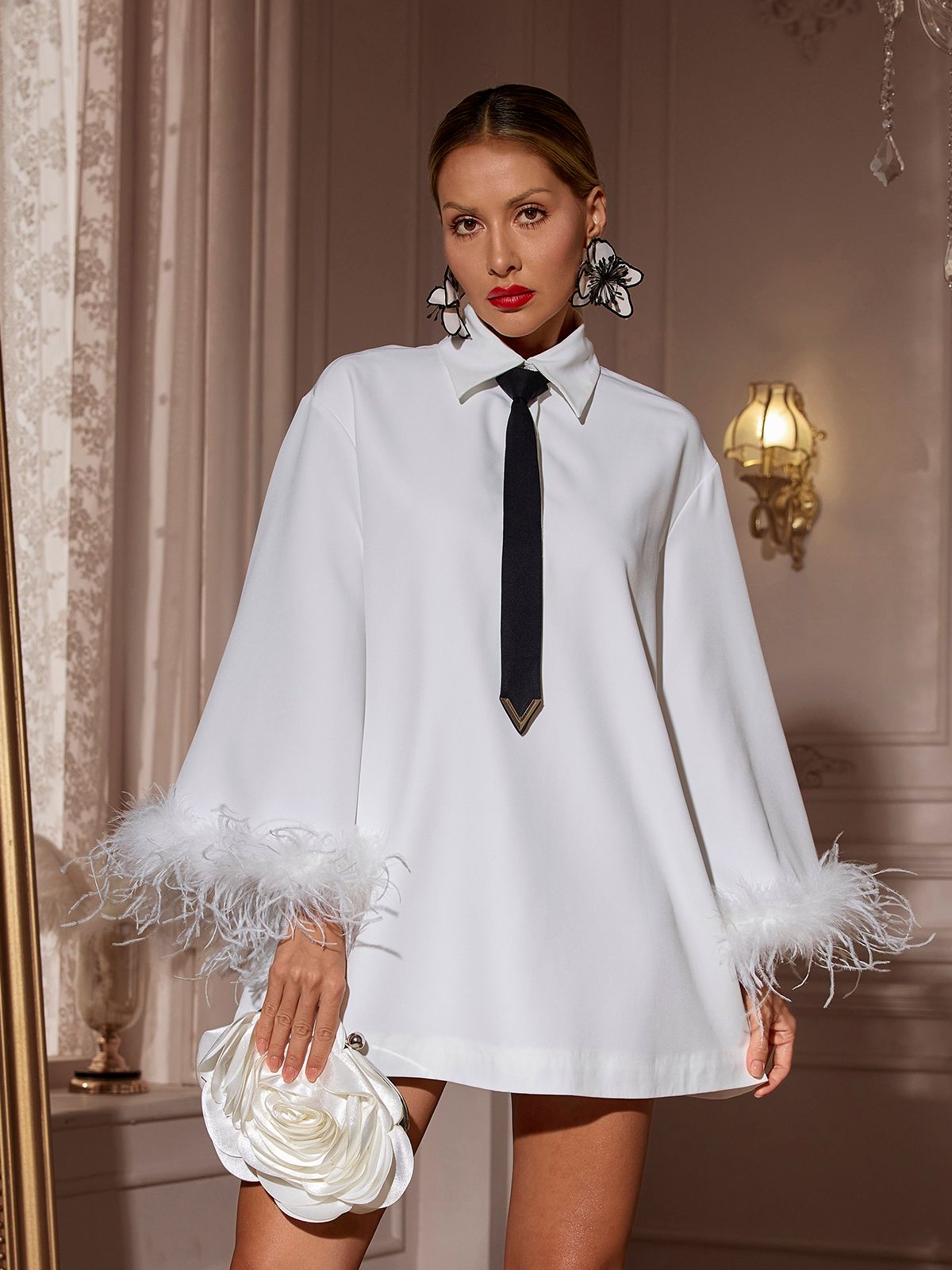 Robe courte blanche à col rabattu et plumes 