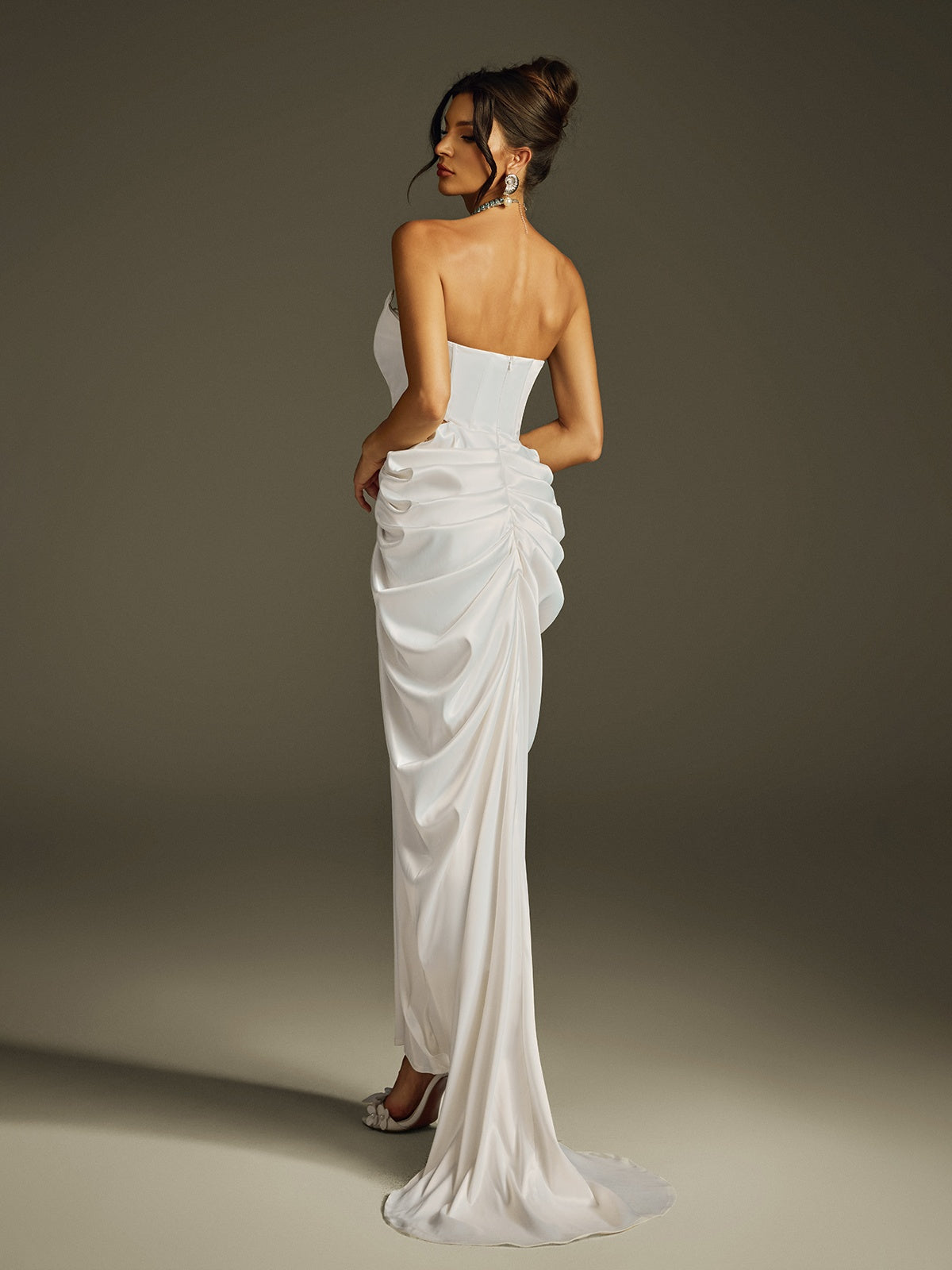 Robe longue bustier en satin sans bretelles 