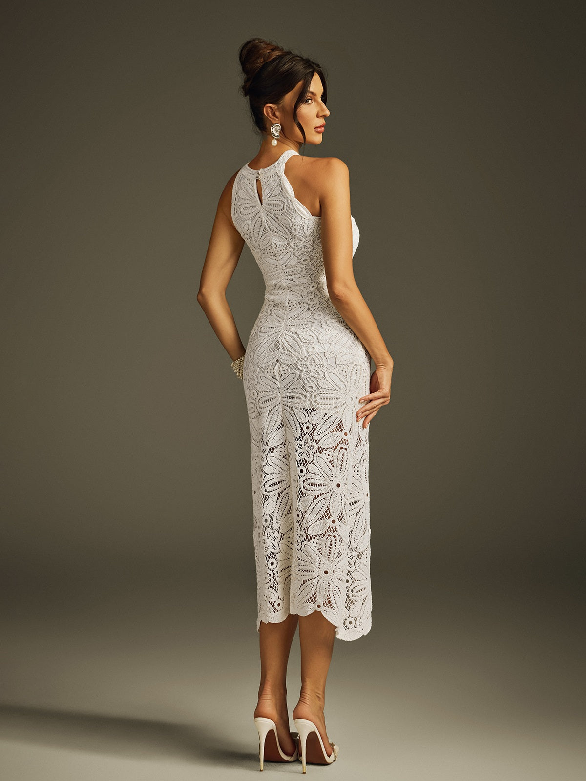 Robe midi brodée à col halter 