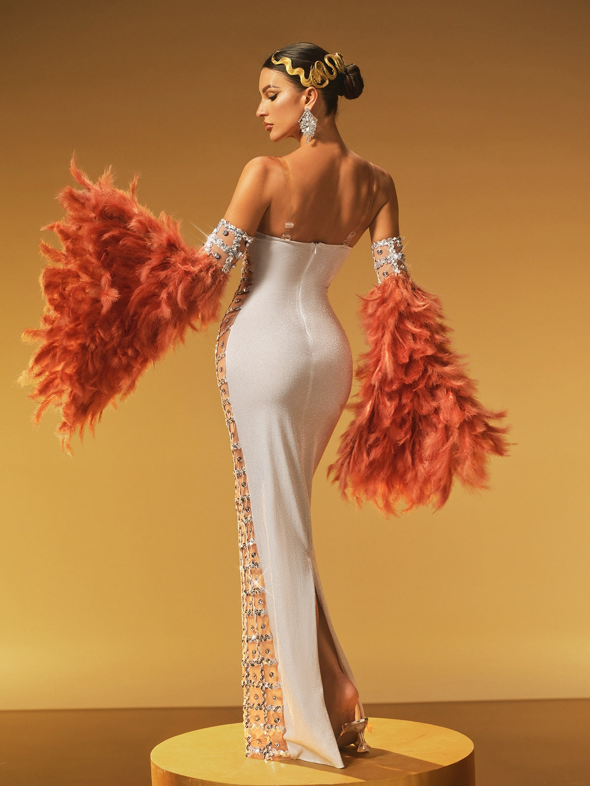 Robe maxi ornée de manches cloche à plumes 