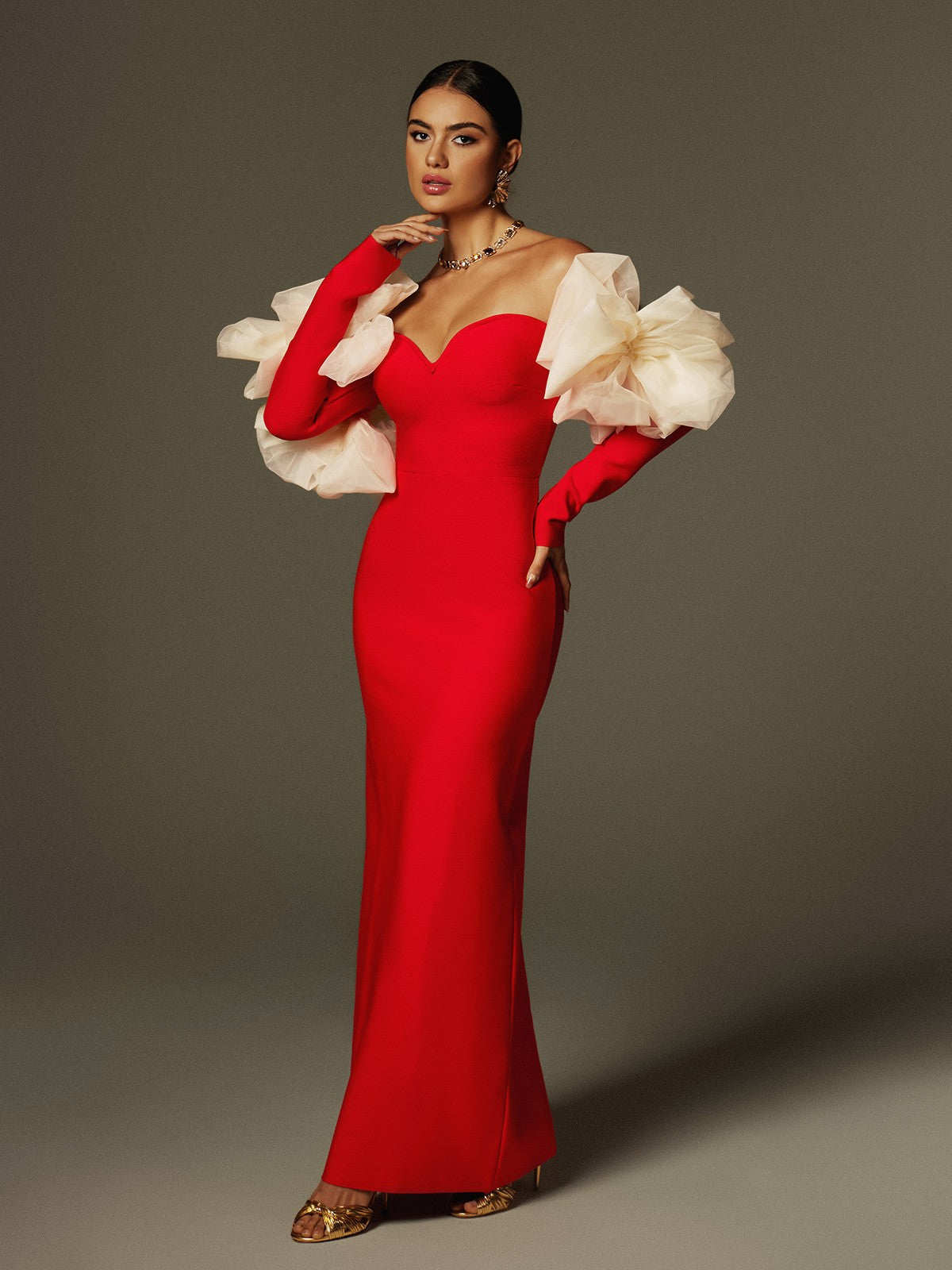 Robe longue rouge à bretelles dénudées et imprimé floral. 