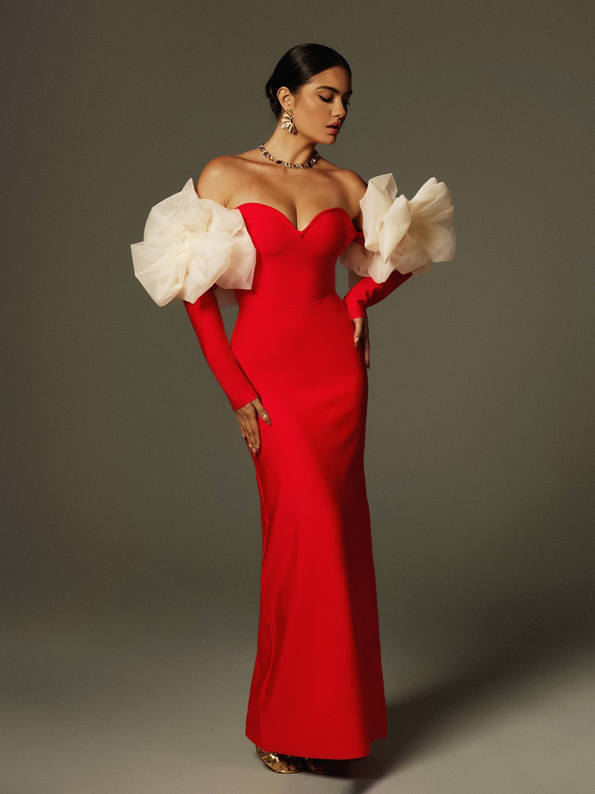 Robe longue rouge à bretelles dénudées et imprimé floral. 