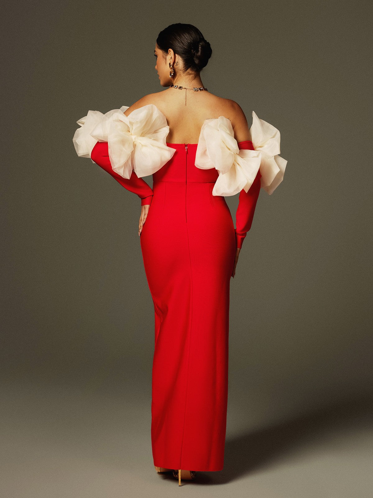 Robe longue rouge à bretelles dénudées et imprimé floral. 