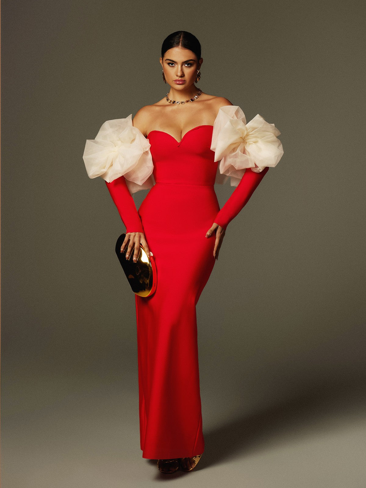 Robe longue rouge à bretelles dénudées et imprimé floral. 