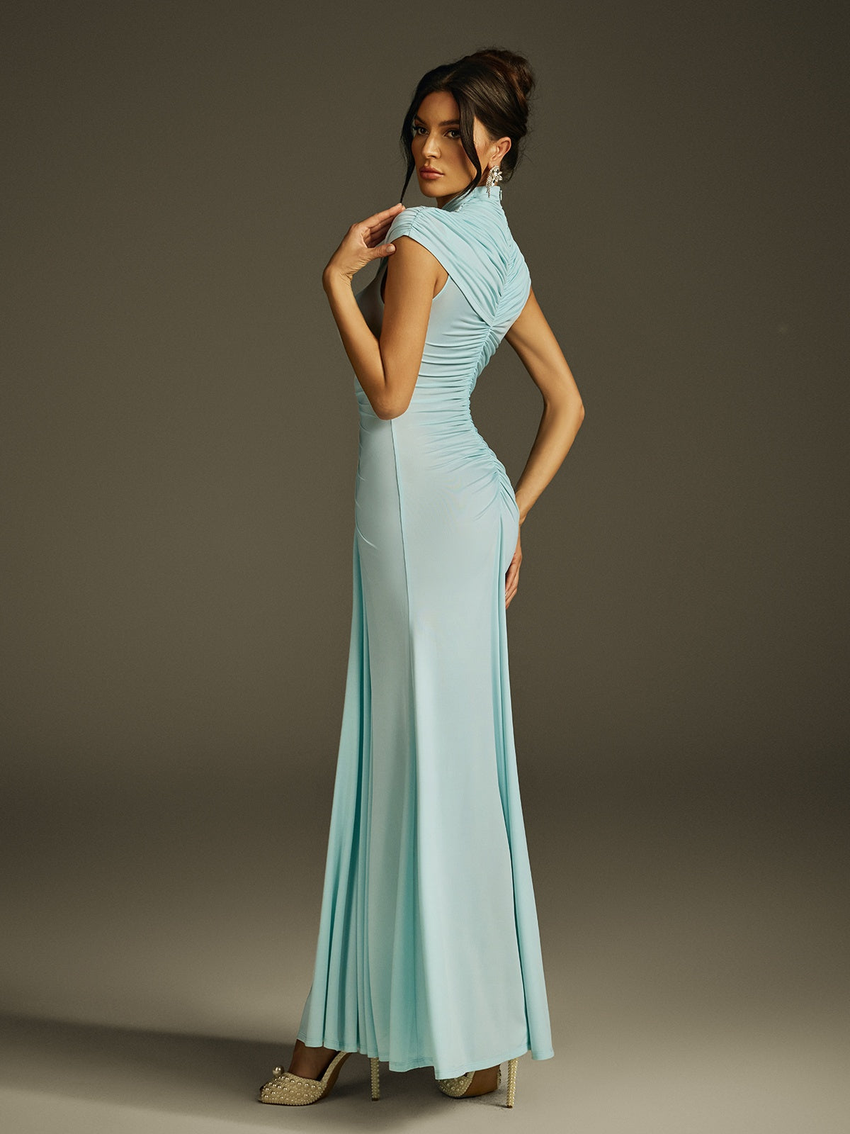 Robe maxi froncée à col montant 
