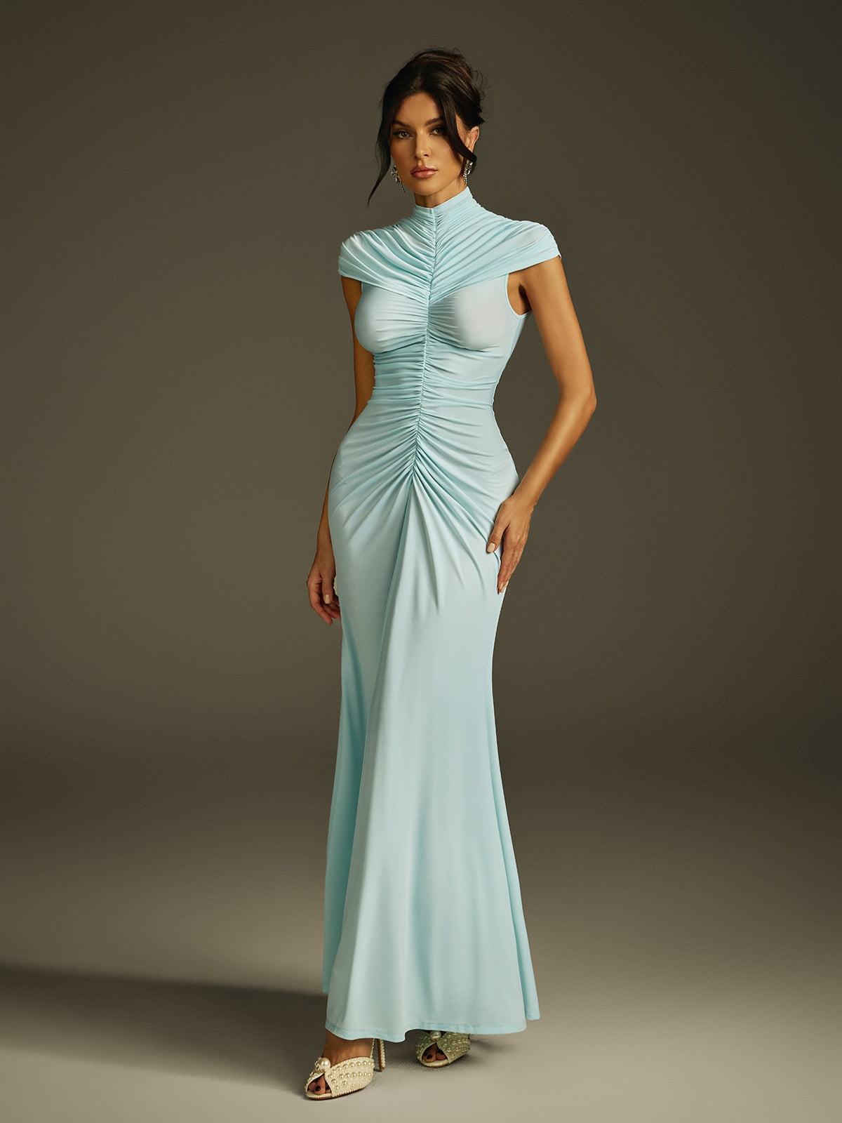 Robe maxi froncée à col montant 