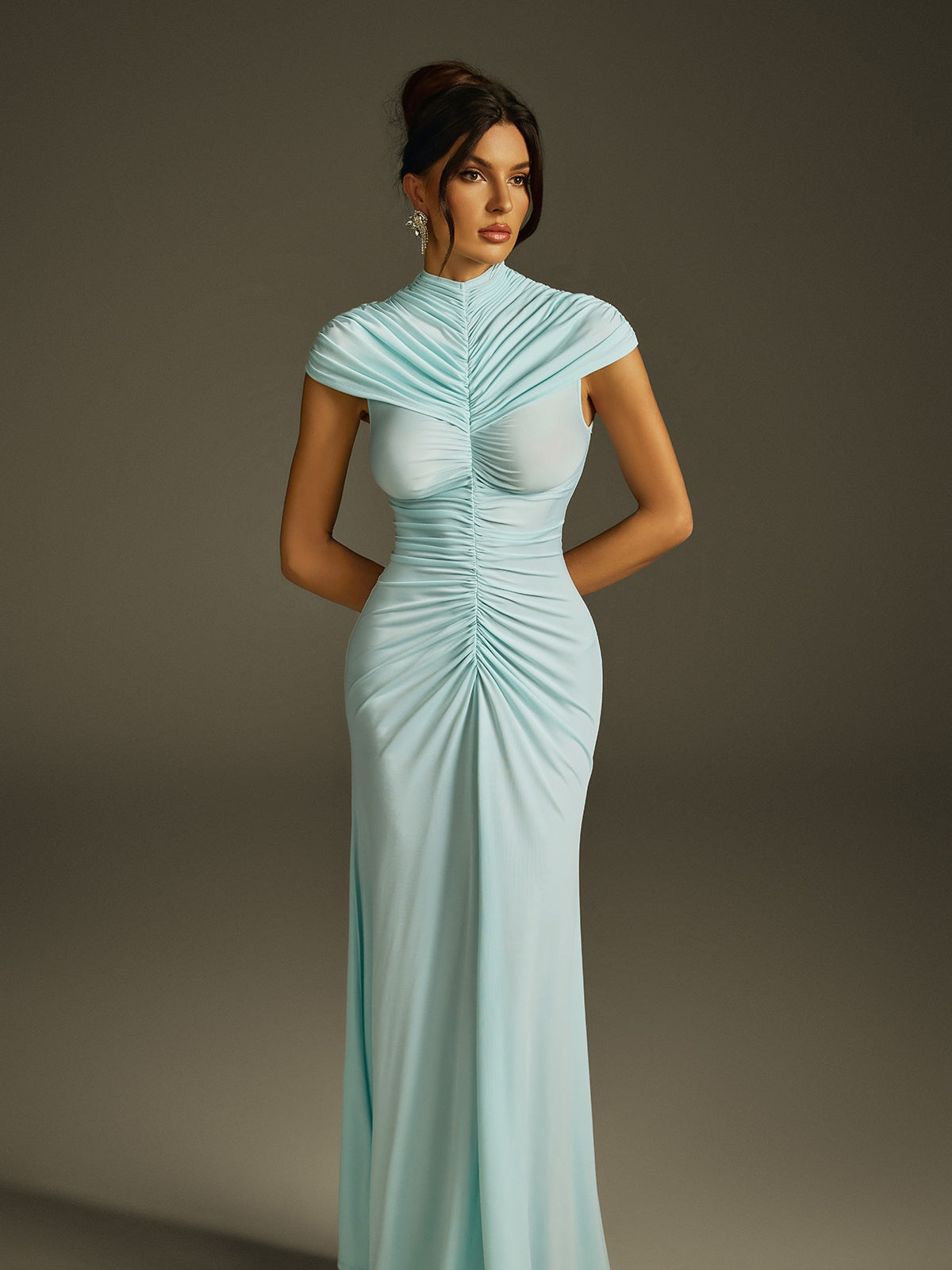 Robe maxi froncée à col montant 