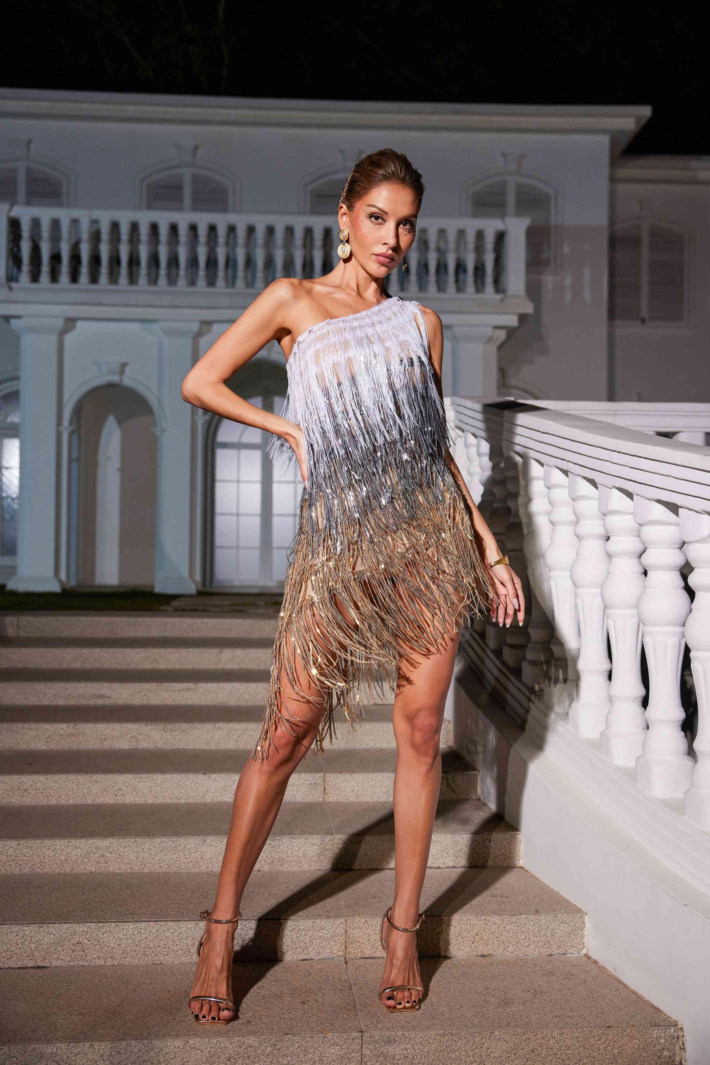 Robe à franges et sequins asymétrique 